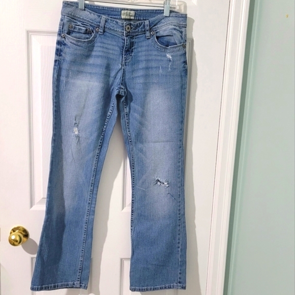 Aeropostale Chelsea Bootcut Women's Distressed and Ripped Denim Jeans Size 9/10 - Picture 1 of 11